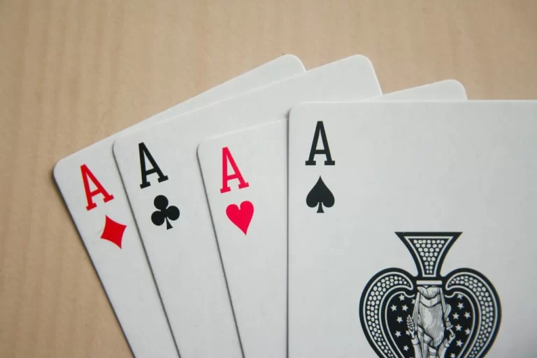 Meilleures combinaisons au poker casino : Tout savoir sur les mains gagnantes